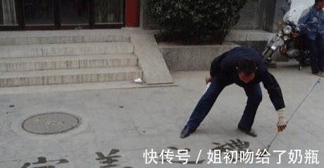 专家$为何街头写书法的人字很好看,却不能被当作书法家专家给出解释!