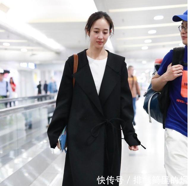 看起来更|张钧甯穿黑色大衣配马丁靴,时尚又洋气,越简单越高级