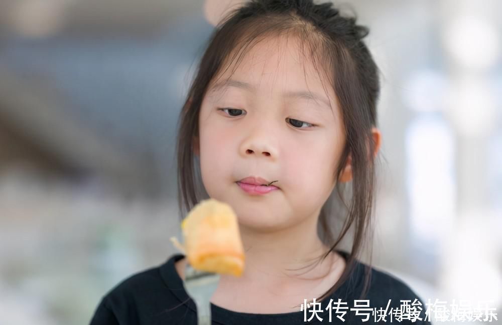 辣条|孩子在被“催熟”零食影响，这些零食上了“黑名单”，家长要注意