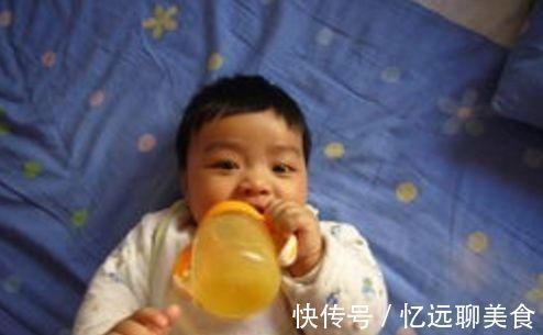 睡眠质量|告诫娃在睡前,宁可饿着也不能碰的3种食物,不然伤脾,不发育