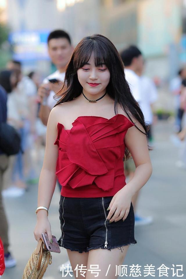 无袖|时尚街拍：无袖上衣搭配紧身裤，凸显女性魅力