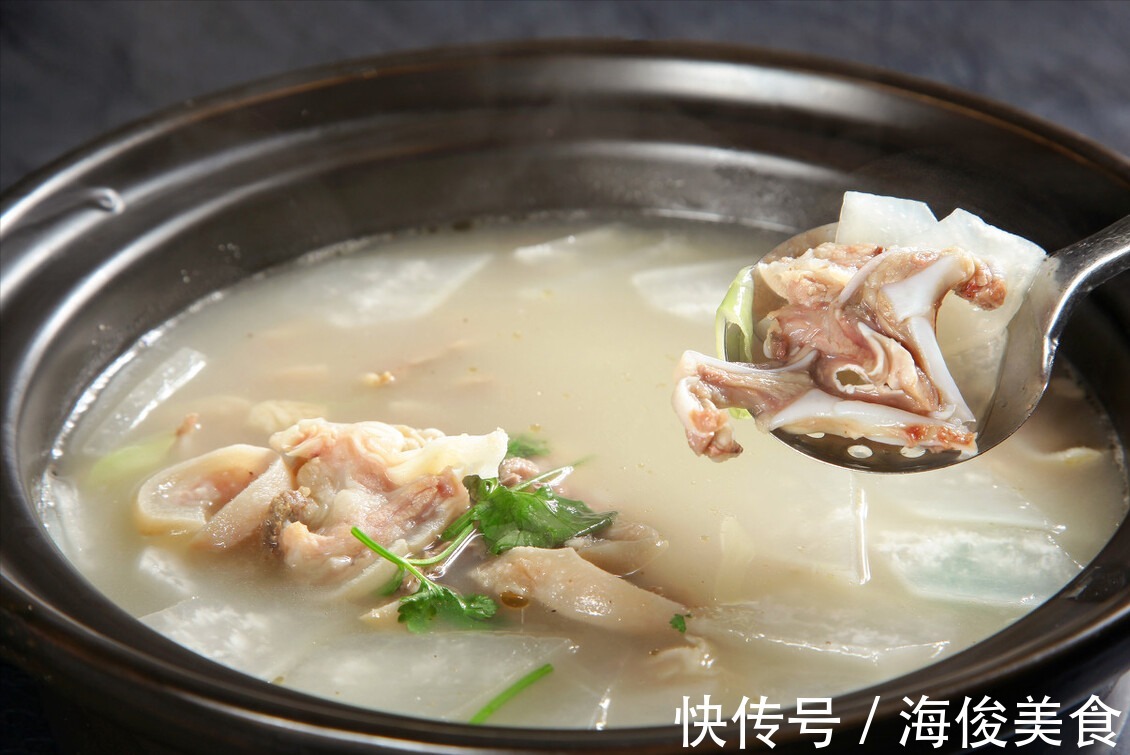 多喝|夏天多喝羊汤有好处，炖羊肉时，调料只需这5样，羊汤鲜美无膻味