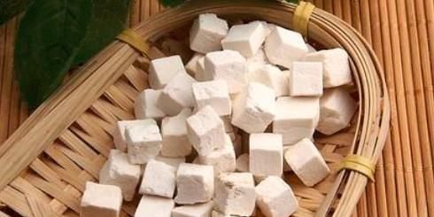  口气|口气大舌苔黄，这是胃热口臭，需清胃火养肠胃，3种食物来帮你