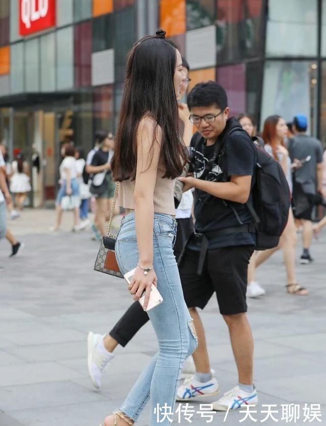 时髦|时髦精都爱破洞牛仔裤,搭配浅咖色无袖衫,清新美丽又显年轻活力