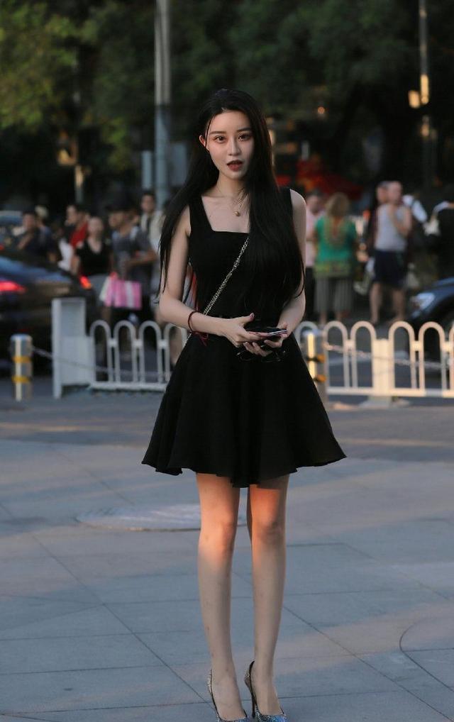 吊带连衣裙|长发飘飘的小姐姐,穿一袭吊带连衣裙,十分飘逸