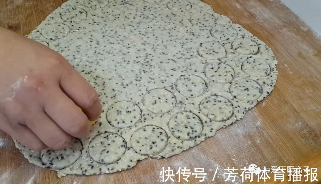 黑芝麻|芝麻饼干新做法，锅里一烙，松软香甜不加油，没烤箱也能一次成功
