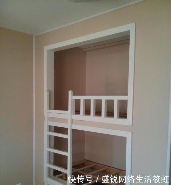 小户型|邻居嫌房子小,直接墙上掏洞,里面打上下铺,两个孩子都有地睡了