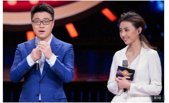 央视主持人张舒越站姿懒散,主持气口把握不到位,观众不认可