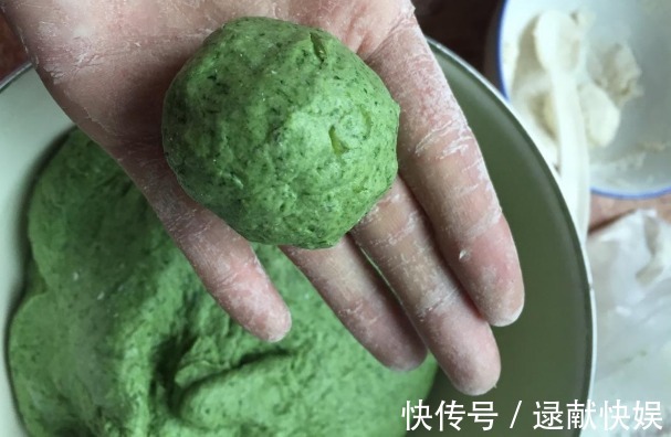 小苏打|做艾叶粑粑,记住“2点窍门”,做好后不发黑有嚼劲,好看好吃