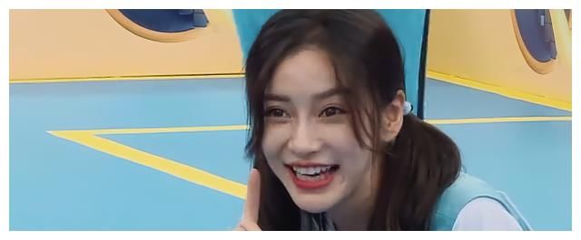 奔跑吧：baby过完32岁，上节目坐姿都变了，这真不怕被笑话？