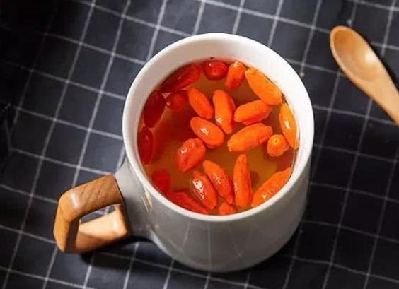 冬病夏治|枸杞泡水好处多,特别对于“男同志”!3个错误需要避免