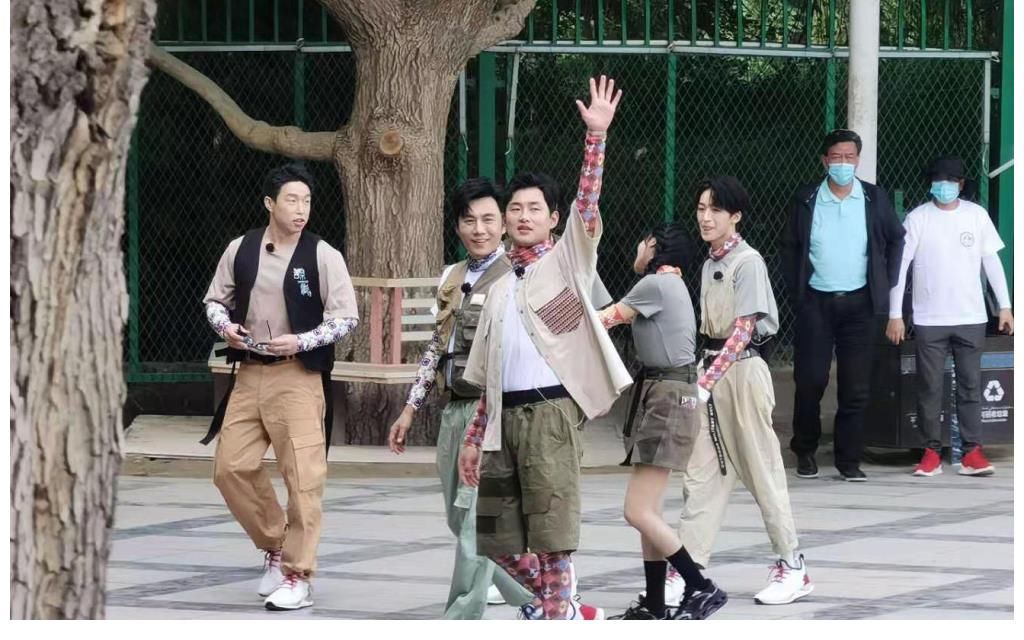 嘉宾们|《极限挑战宝藏行》路透，烧饼向佐何洛洛等加盟，不见元老王迅？