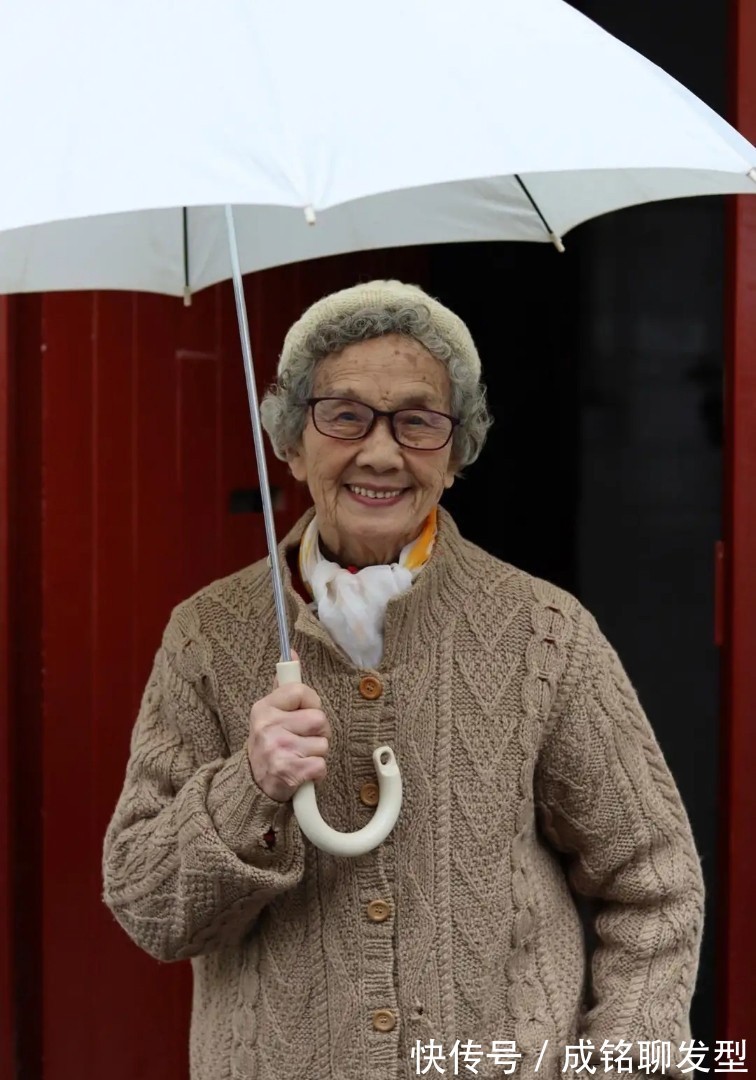 色调|年过古稀也“臭美”,这位奶奶的穿搭堪称老年楷模,自然淳朴真实