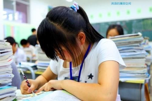 老师|初中班上这3“黄金位置”，经常会出“学霸”，学渣我要换位