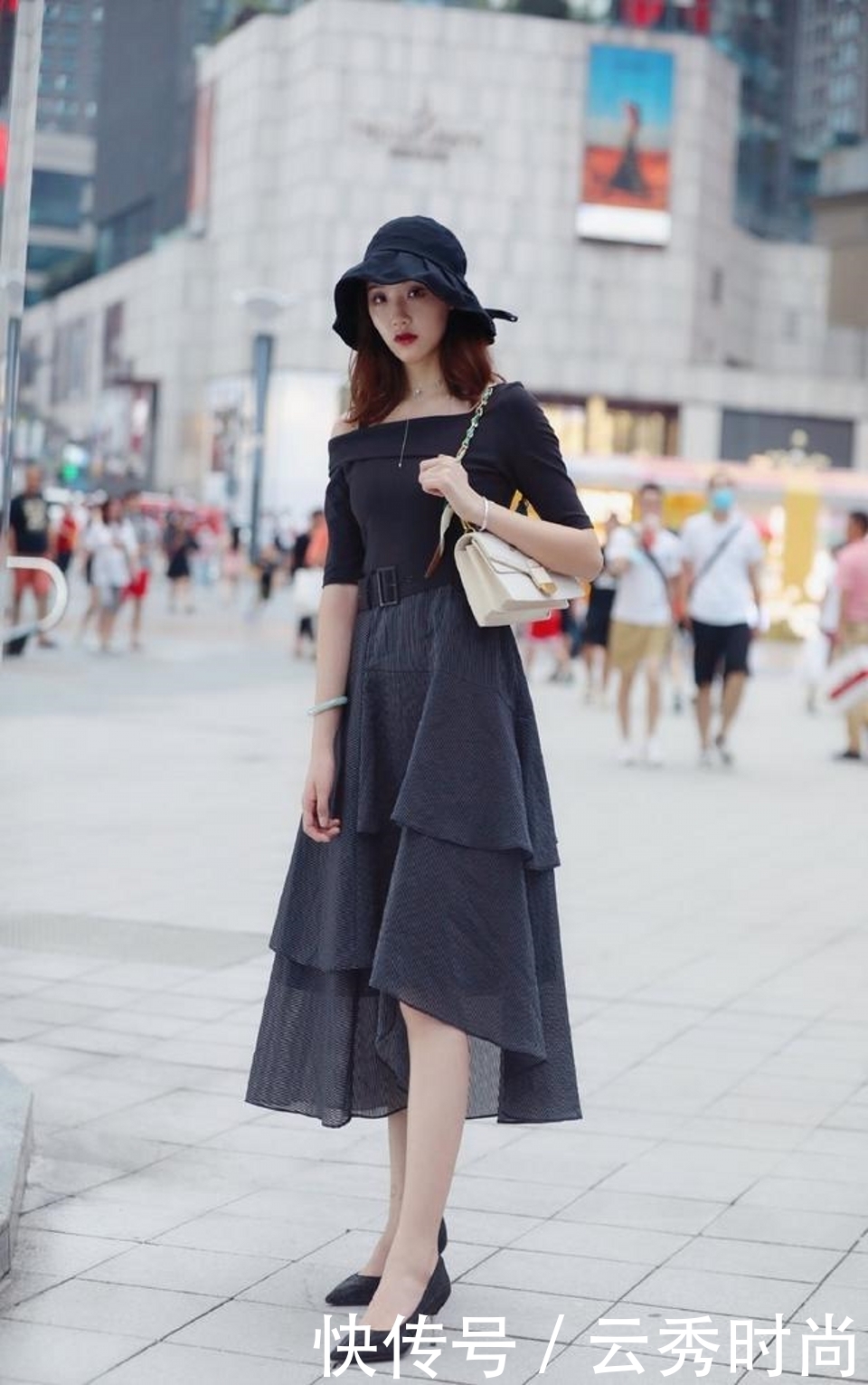 路人街拍,美女穿一字肩包臀连衣裙,很是时髦迷人