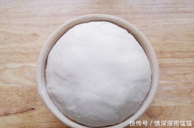 它是欧洲人的主食面包之一,只需2种材料就能做,健康美味有嚼劲