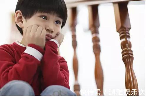 爸爸|儿子抢过爸爸手机扔进湖中,爸爸一气之下的一巴掌,毁了家毁了娃