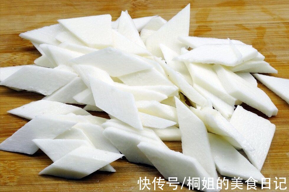 炒山药，总是不脆还发黑？大厨教你一个技巧，颜色白净，口感爽脆