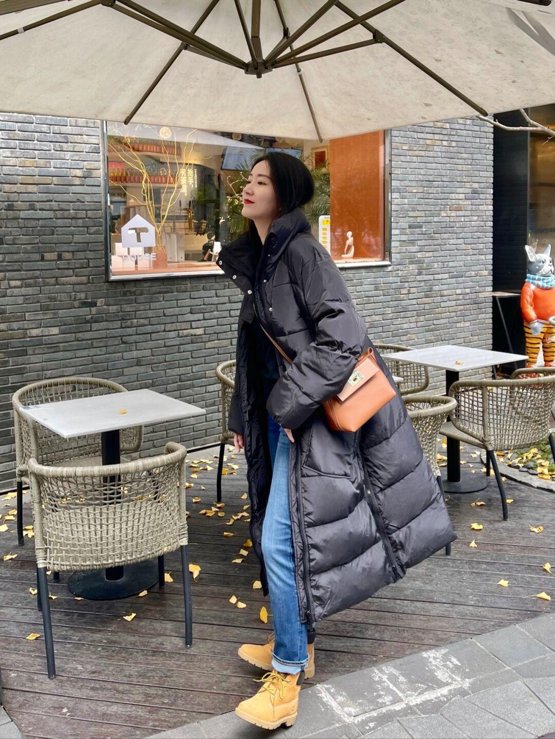 修身牛仔裤|寒冷的冬季怎么穿?羽绒服的搭配思路总结好了,穿出优雅时髦