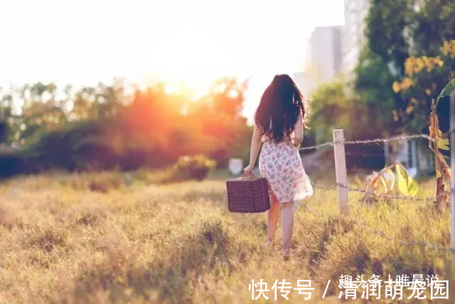 朱子家训!姑娘跟未婚夫回家,饭点上桌吃饭,被准公公批评:没家教