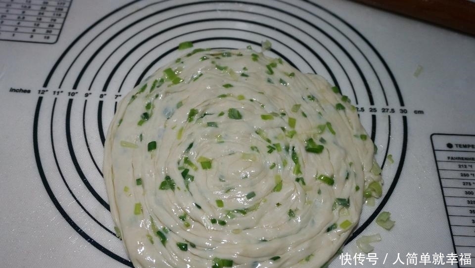 不用|自制的手抓饼层次多,外焦里嫩、葱香浓郁,一人一张不用炒菜了!
