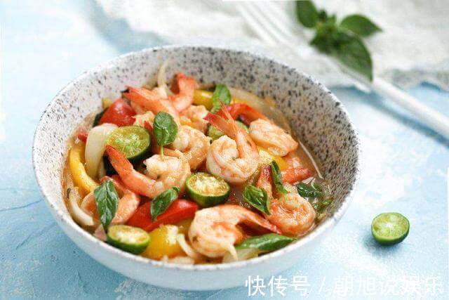 这盘虾满满异国风味,里面加了一种香草,简直太美味了!