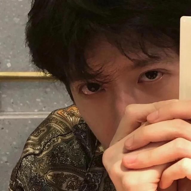 头像｜男｜不是因为奥特曼能变成光，而是心中有光才能变成奥特曼