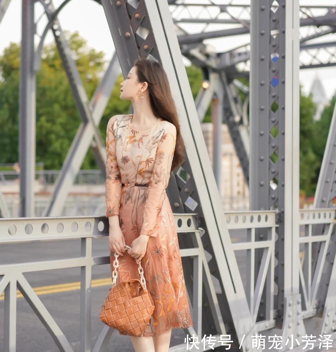 减龄 半裙已经失宠了,初秋适合穿长款连衣裙,修身减龄有气质