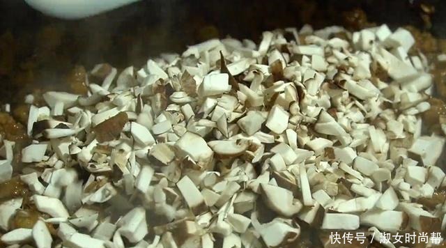 肉包子|孩子超爱吃的酱肉包子,个个皮软馅大,酱香浓郁,鲜嫩多汁,解馋