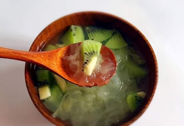 银耳和水果是天生一对，女人每周坚持喝3次，美容养颜皮肤好