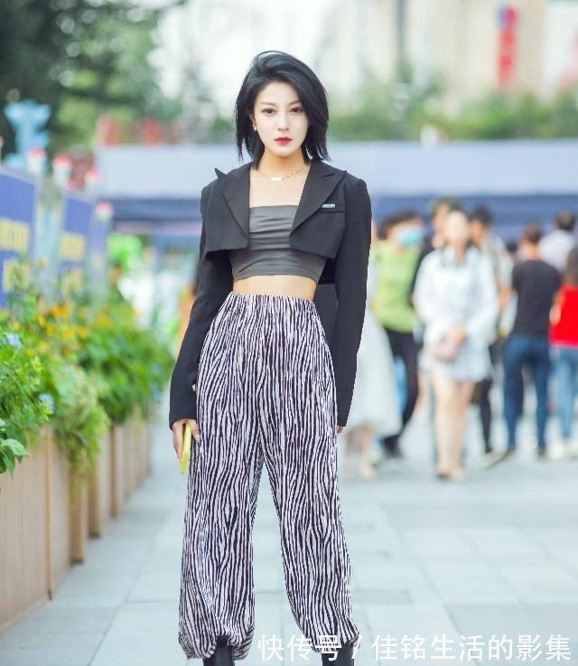 阔腿裤 今夏的“百褶裤”都流行这么穿也太洋气了!比阔腿裤显瘦又显高!