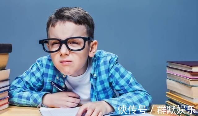 脊柱侧弯|12岁女孩弯腰时一个动作,被父母发现异常10个孩子就有2个中招