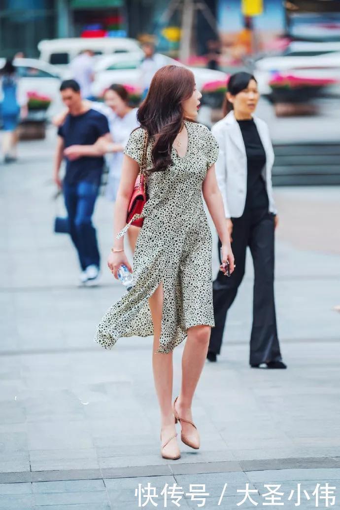 美女街拍清新甜美的连衣裙美女,婀娜风姿让人迷恋不已