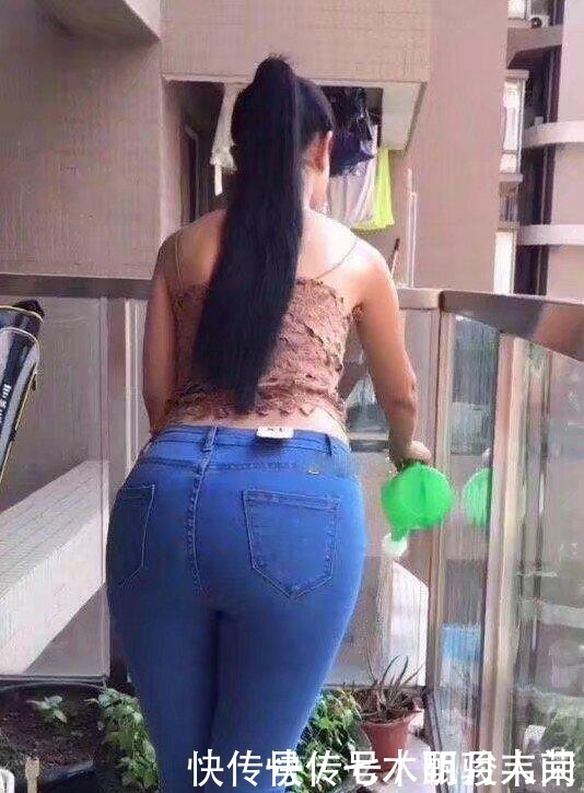 小姐姐爱穿时尚牛仔裤，勾勒的身材比例更加完美，时尚又百搭