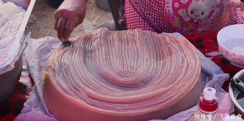 大娘|大娘卖“失传”小吃,8元一份抢着买,看清后,网友:长见识