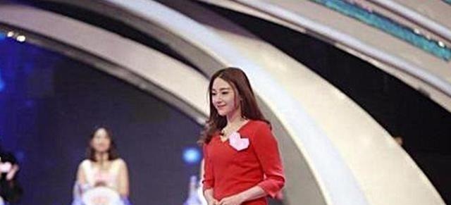 非诚勿扰男生牵手一美女，得知家庭背景后，竟当场反悔独自离场