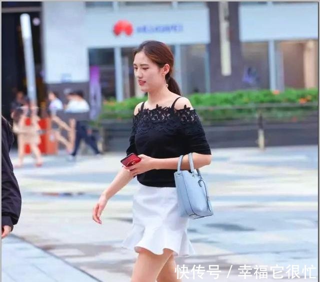 小女人|街拍 年轻辣妈搭配鱼尾包臀裙, 彰显小女人的温柔