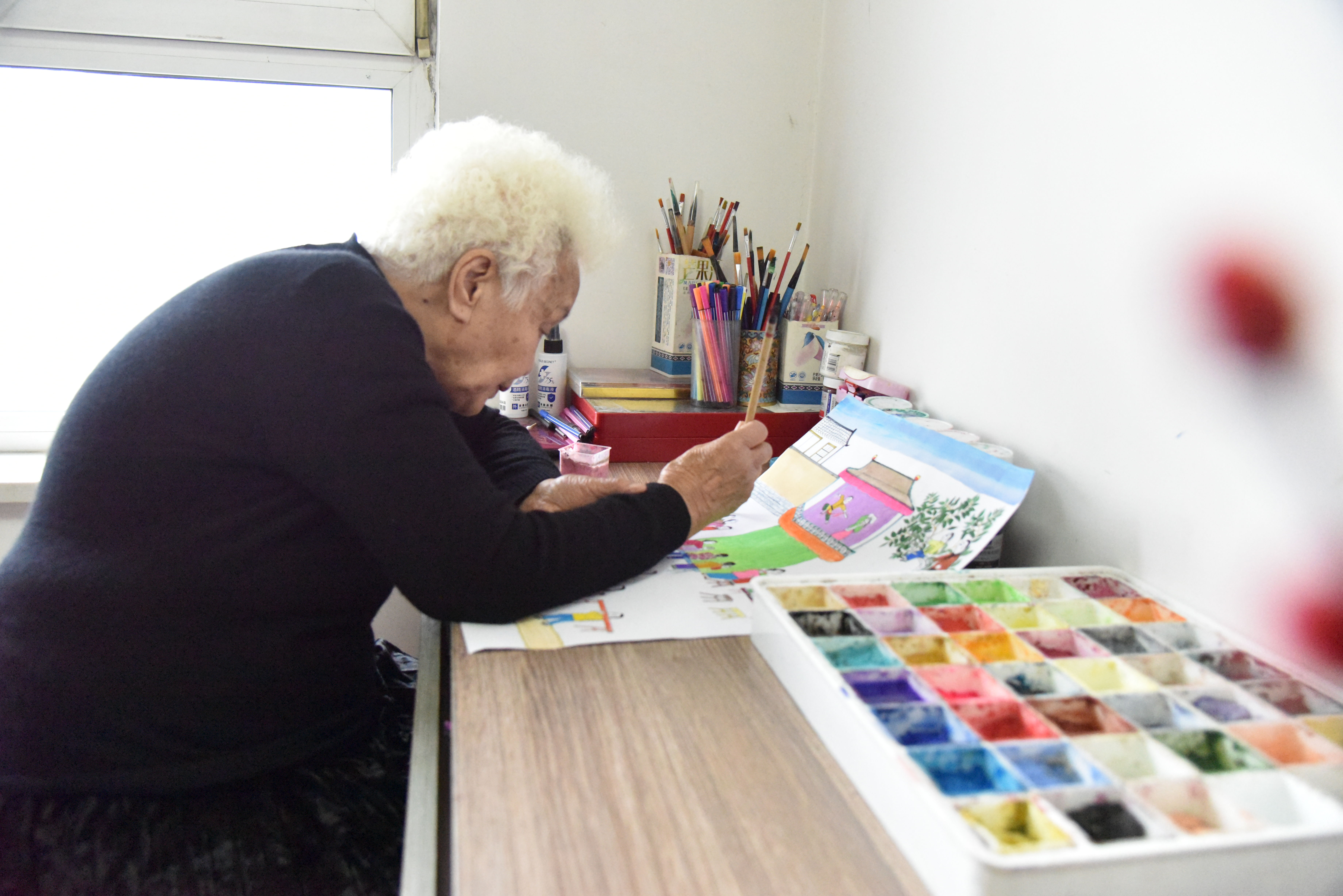 作家#新华全媒+|从“文盲”到“网红作家”84岁“传奇奶奶”的“逆袭”