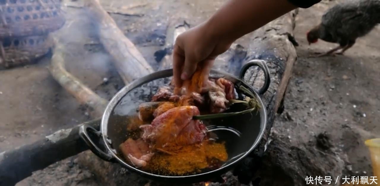 尼泊尔|尼泊尔山区农村建房子,主人砍五斤黑猪肉,红烧猪肉招待帮忙的