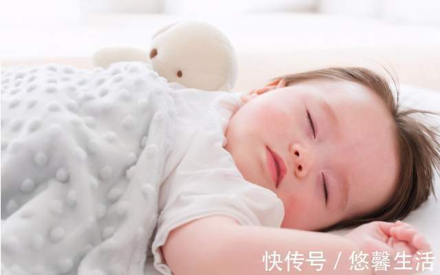 睡眠质量|“不靠谱”妈妈带娃午睡,不料先把自己哄着,孩子的小表情太暖心