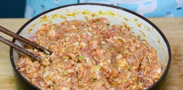 饺子馅|不要只是加水拌饺子馅,教你正确的方法,学会再也不去餐馆了