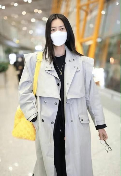 春天，风衣就买这3个“显白色”，高级不说还减龄，照着穿就好