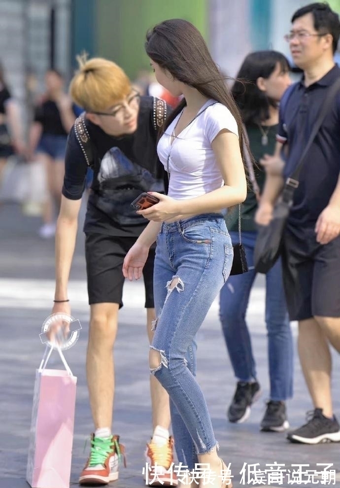 成熟|街拍:牛仔裤的穿搭,将成熟的韵味展现出来!