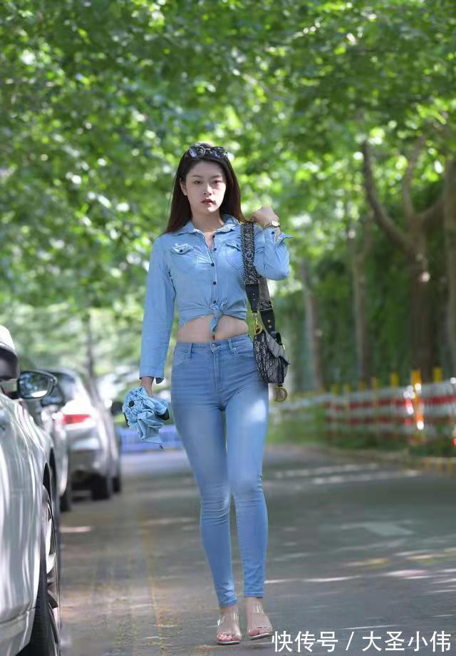 包包 美女街拍:牛仔两件套经典秋季搭配,时尚优雅干练利落,微胖身材也能穿