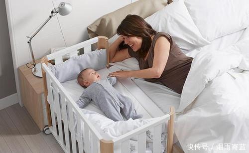 二宝|一家四口睡觉的照片火了,网友笑翻:父母是真爱,孩子是意外