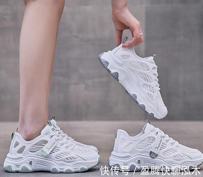 网纱 女人就别总穿高跟鞋了,学我媳妇这样穿运动鞋,休闲更显高