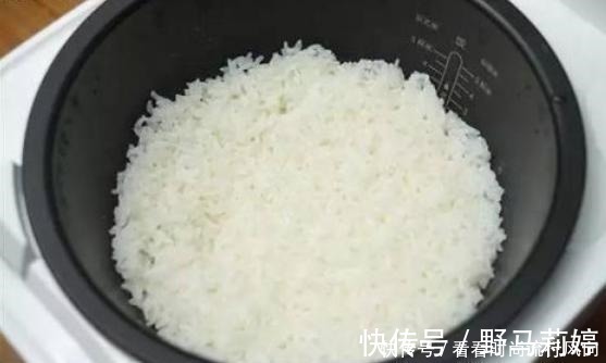 松软|煮米饭只会放清水可不行,学会饭店这一招,米饭香甜又松软,好吃