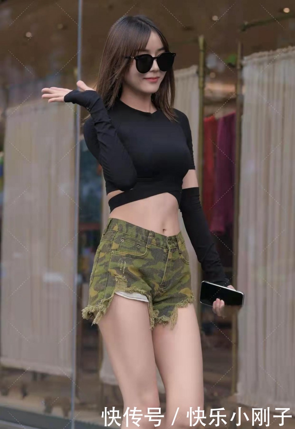 黑色t恤|迷彩色牛仔短裤搭配黑色T恤,不仅潇洒帅气,还非常显瘦显高