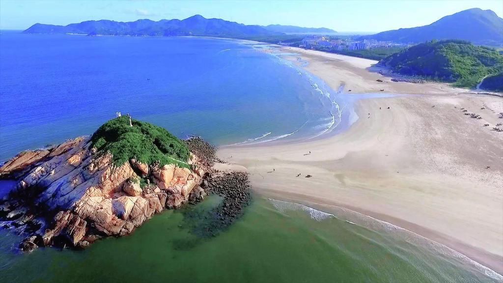 广东一座岛屿，由一个主岛和12个小岛组成，岛上气候温暖宜人