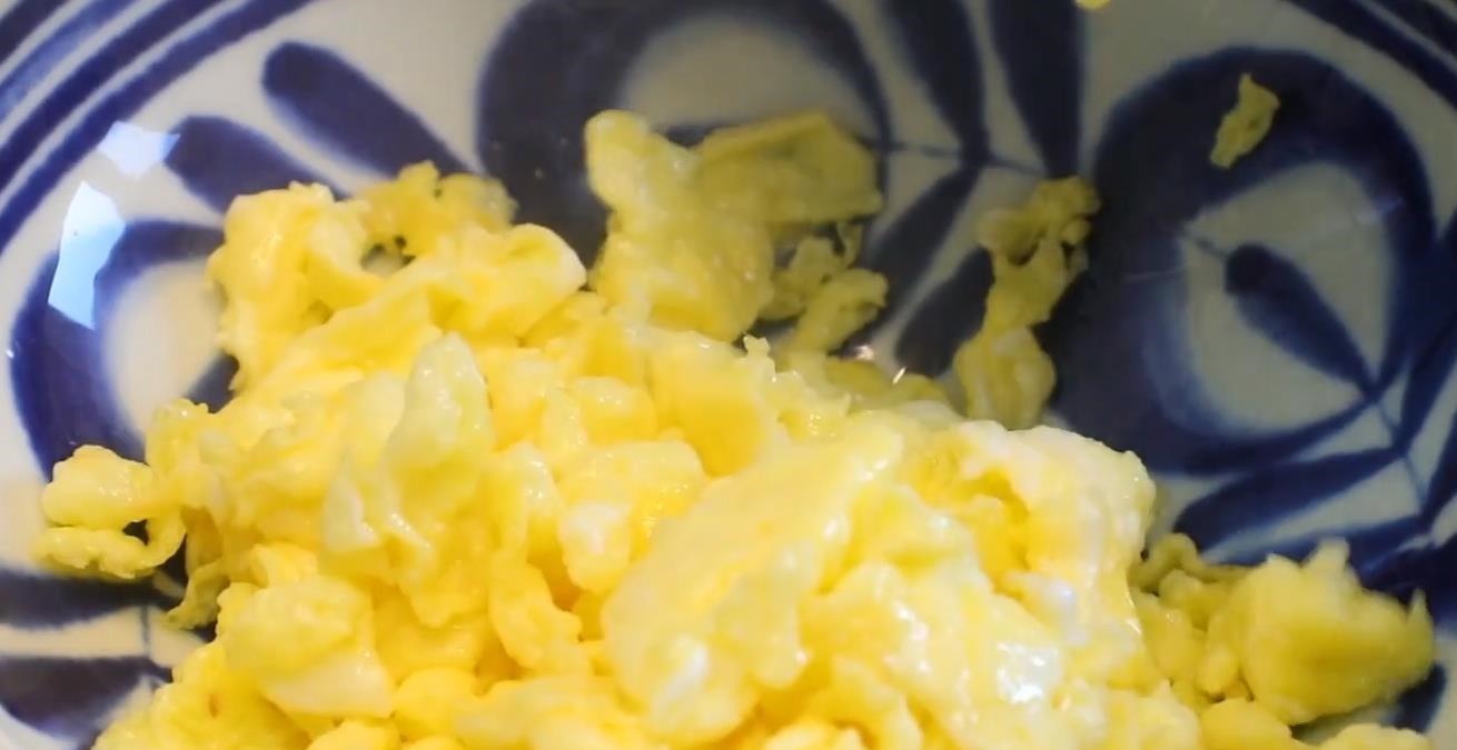 一个萝卜，两个鸡蛋，这样做超好吃，皮薄大馅，香酥多汁比包子香